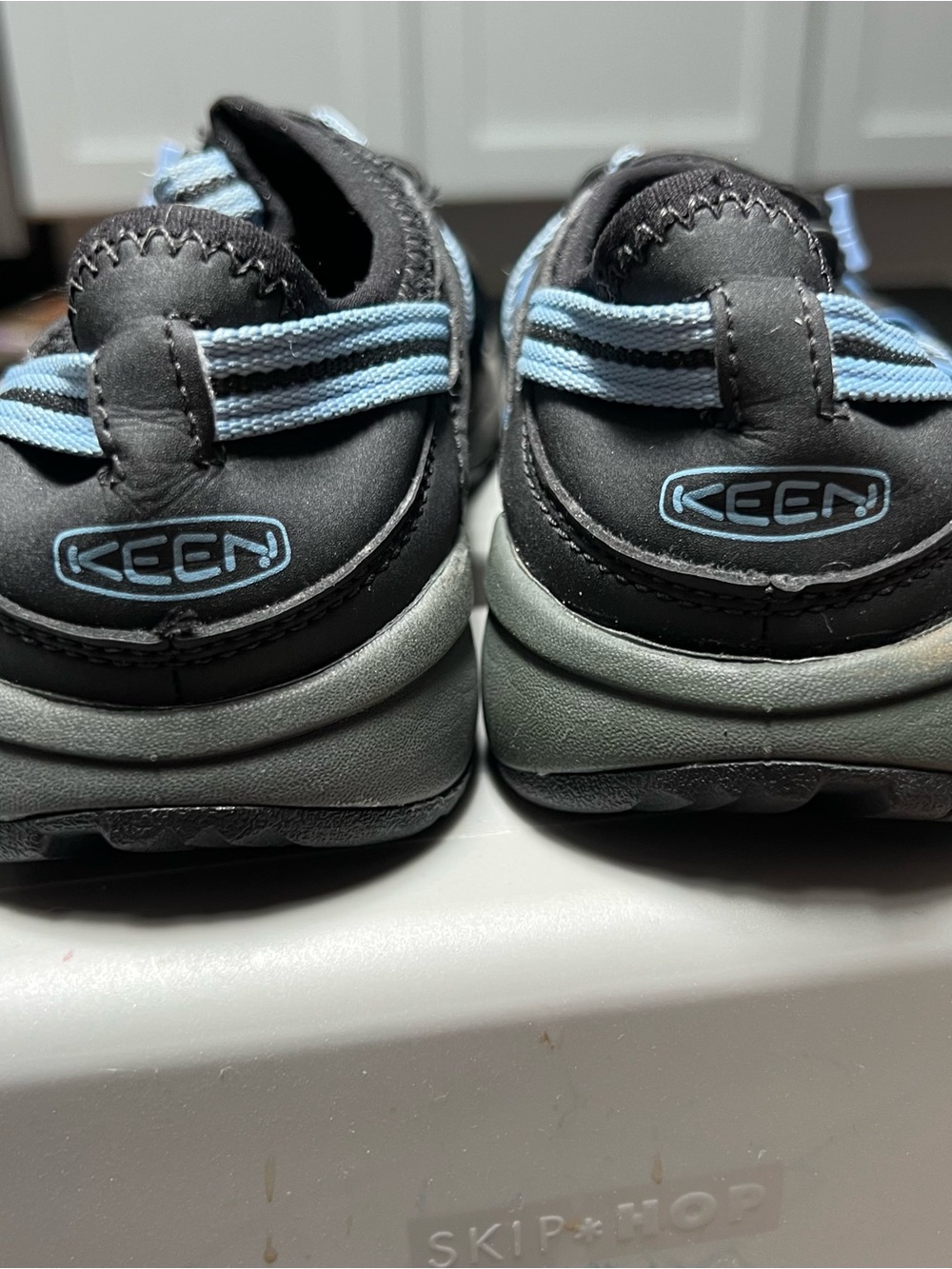 KEEN Woman’s Black and Blue w/mesh and elastic tie Hiking Sandal Water shoes 6.5 - Picture 4 of 6